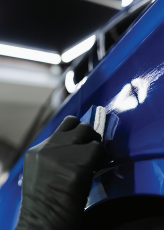 Graustufenfoto eines schwarzen Autos